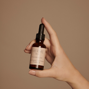 Merme Berlin Facial Beauty Elixir - Organic Rosehip Oil  hand und flasche